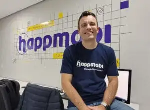 Aurelio Davanço no escritório da Happmobi