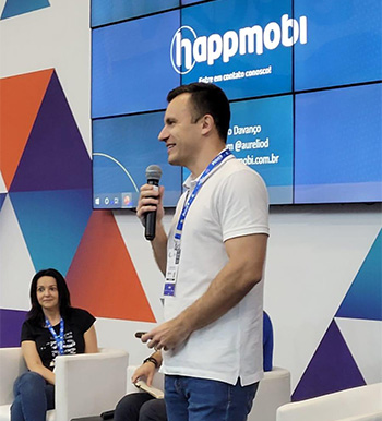 Aurélio (CEO da Happmobi) na Feira do Empreendedor