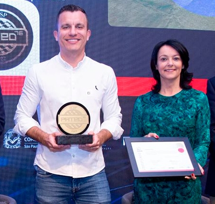 Aurélio Davanço​ (CEO da Happmobi) recebendo o prêmio da ACSP